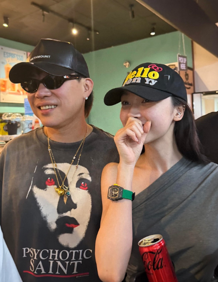 胡彦斌和易梦玲恋爱实锤，旅游撒狗粮。网友在马尔代夫偶遇了胡彦斌和易梦玲，两人在热