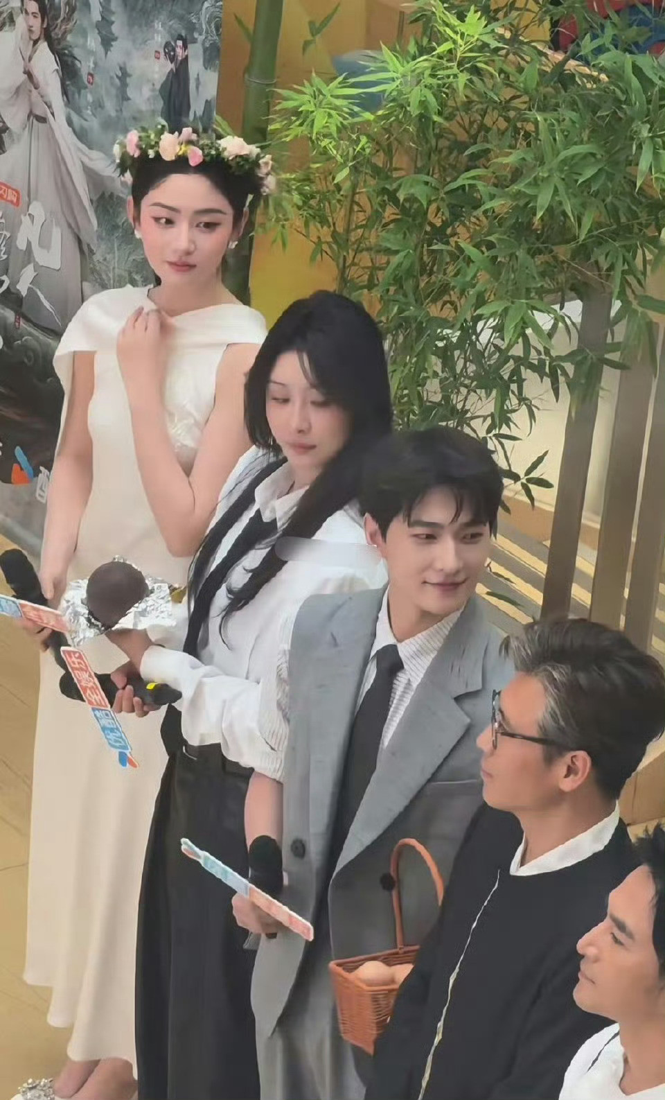 到底谁再说赵晴的脸只适合演丫鬟啊，看到这个路人发的生图，这不挺好看的吗？！？杨洋