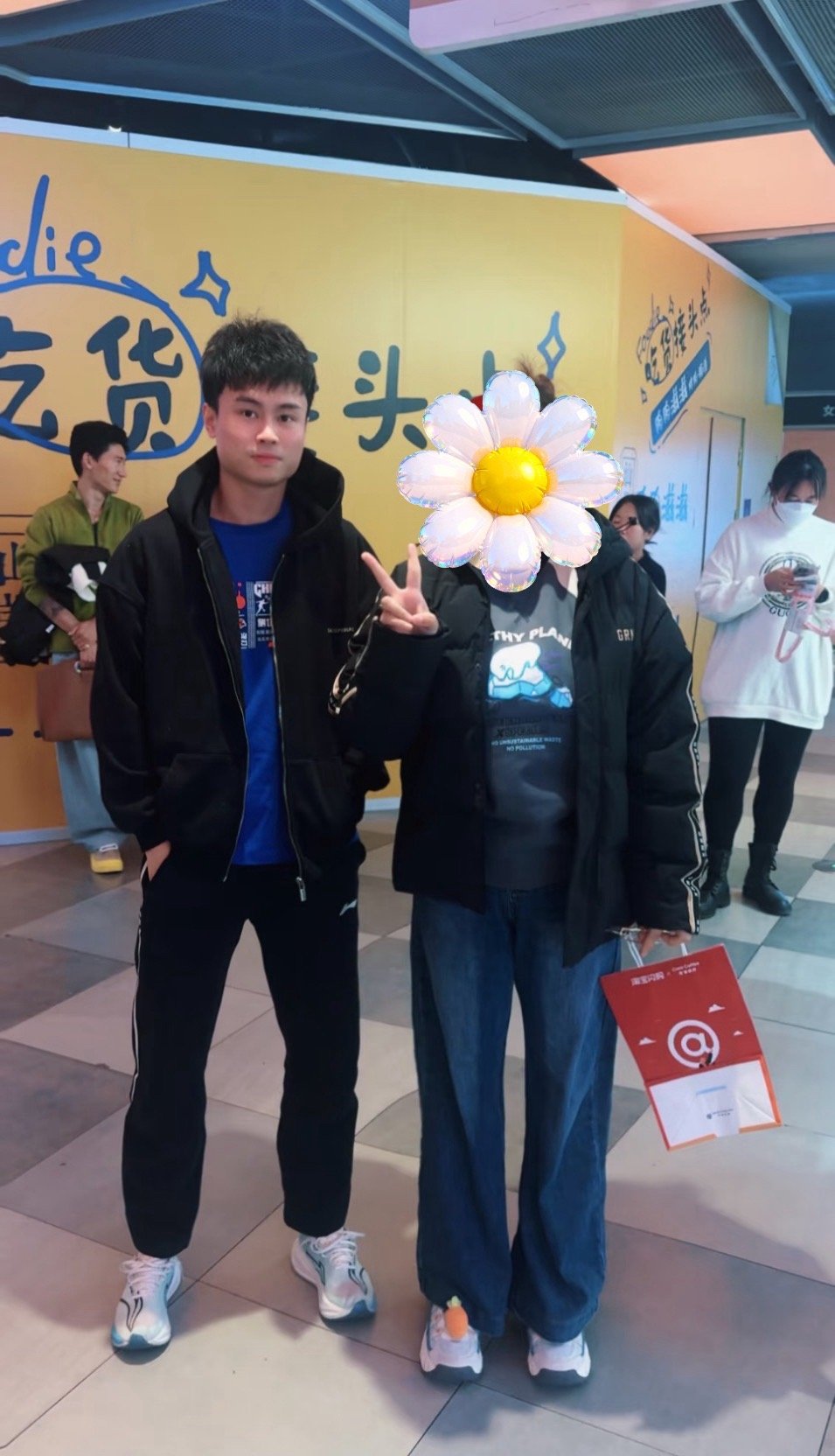 昨天晚上七号和蛋总去合生汇逛街了还吃了王繁星