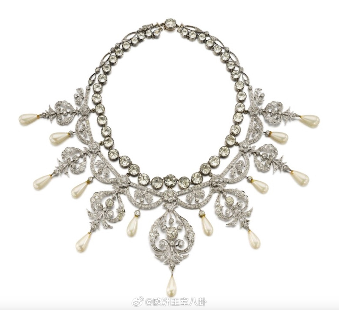 珠宝曾属于芭芭拉·卡特兰女爵士的钻石珍珠项链，原本只有花叶造型的钻石项链，后来
