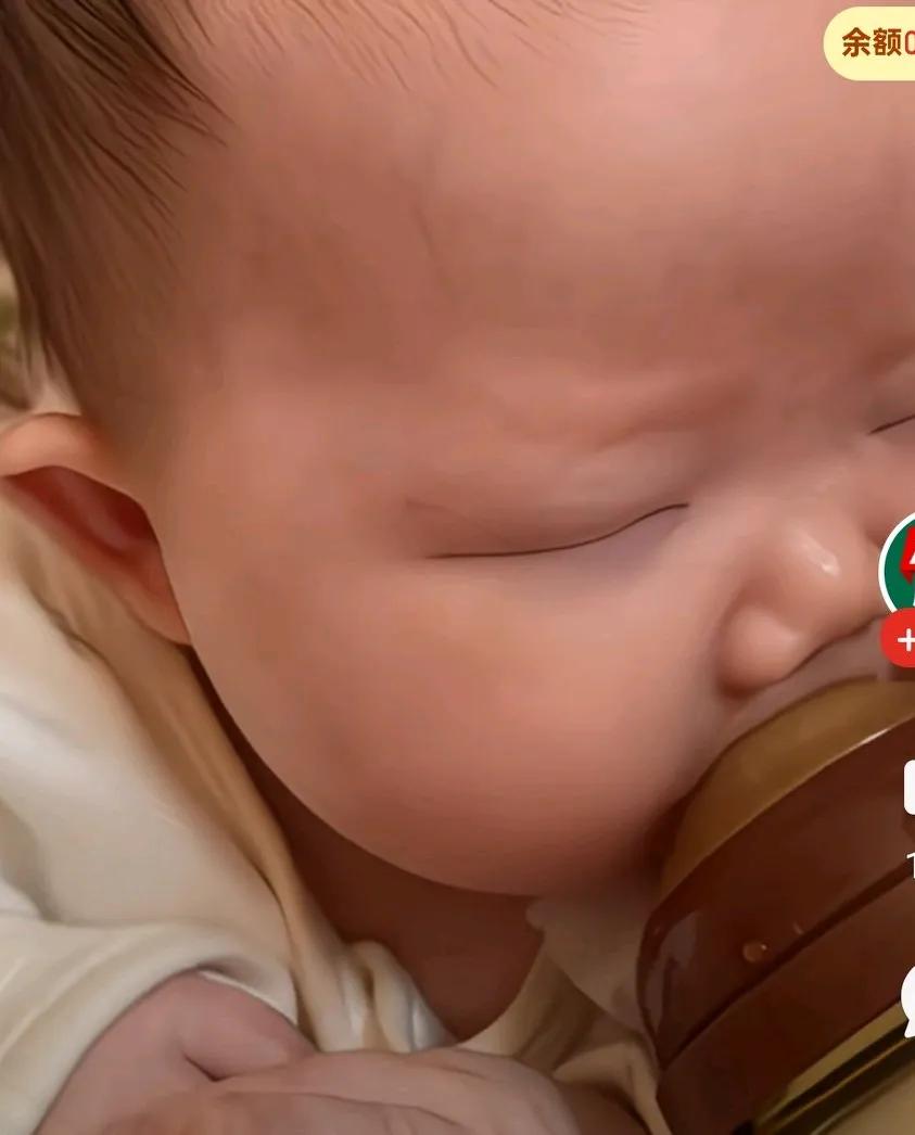 距离上顿吃完还没到三小时，宝宝像是饿了三天一样，这闭着眼睛都使劲吮吸，看这架势