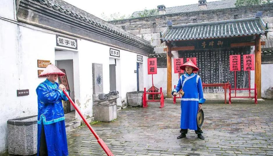 清代一考生抱着装馒头的麻袋参加殿试，康熙说：你就是状元了清代的科举考试，最后