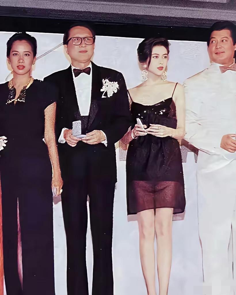 关之琳怎会美得这般出众，仿佛独独为她开启了美颜滤镜。她那五官精致无比，皮肤白皙透