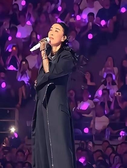 宋佳张口讨要成都演唱会门票，那英连磕巴都没打，直接给拒了。换别人早下不来台，那英紧接着补一句：送票太