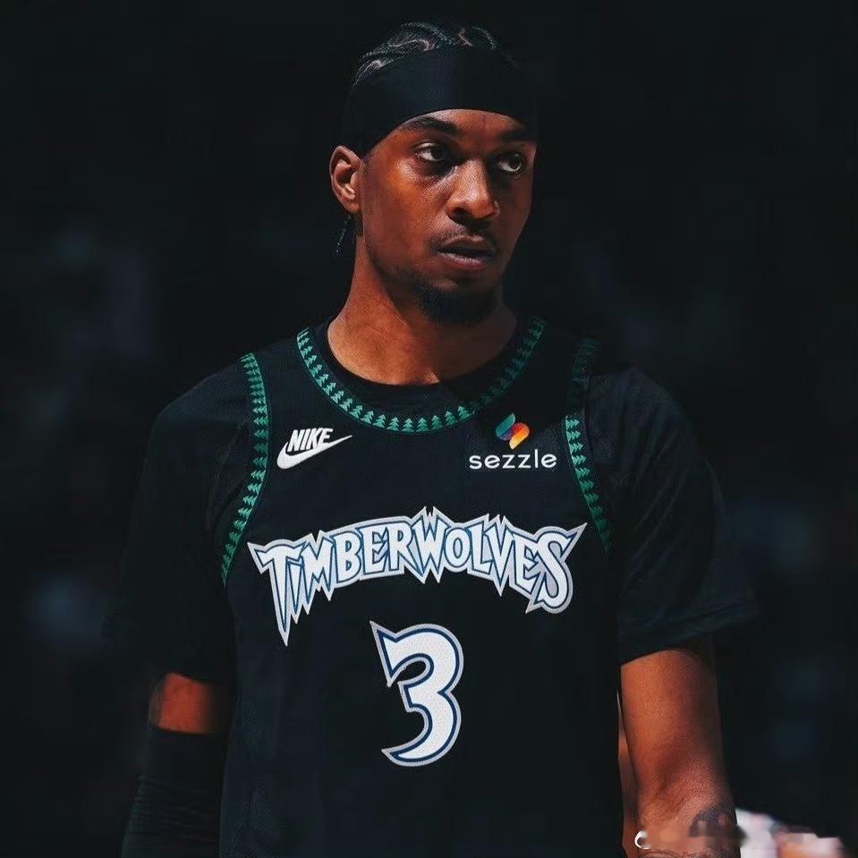 NBA盘点一下新赛季森林狼首发阵容：1、后卫：鲍尔——身高2米01，25岁2、后