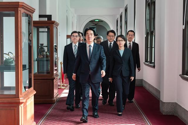 台湾《美丽岛电子报》最新民调，赖清德施政不满意度已连续5个月过半，面对2026地