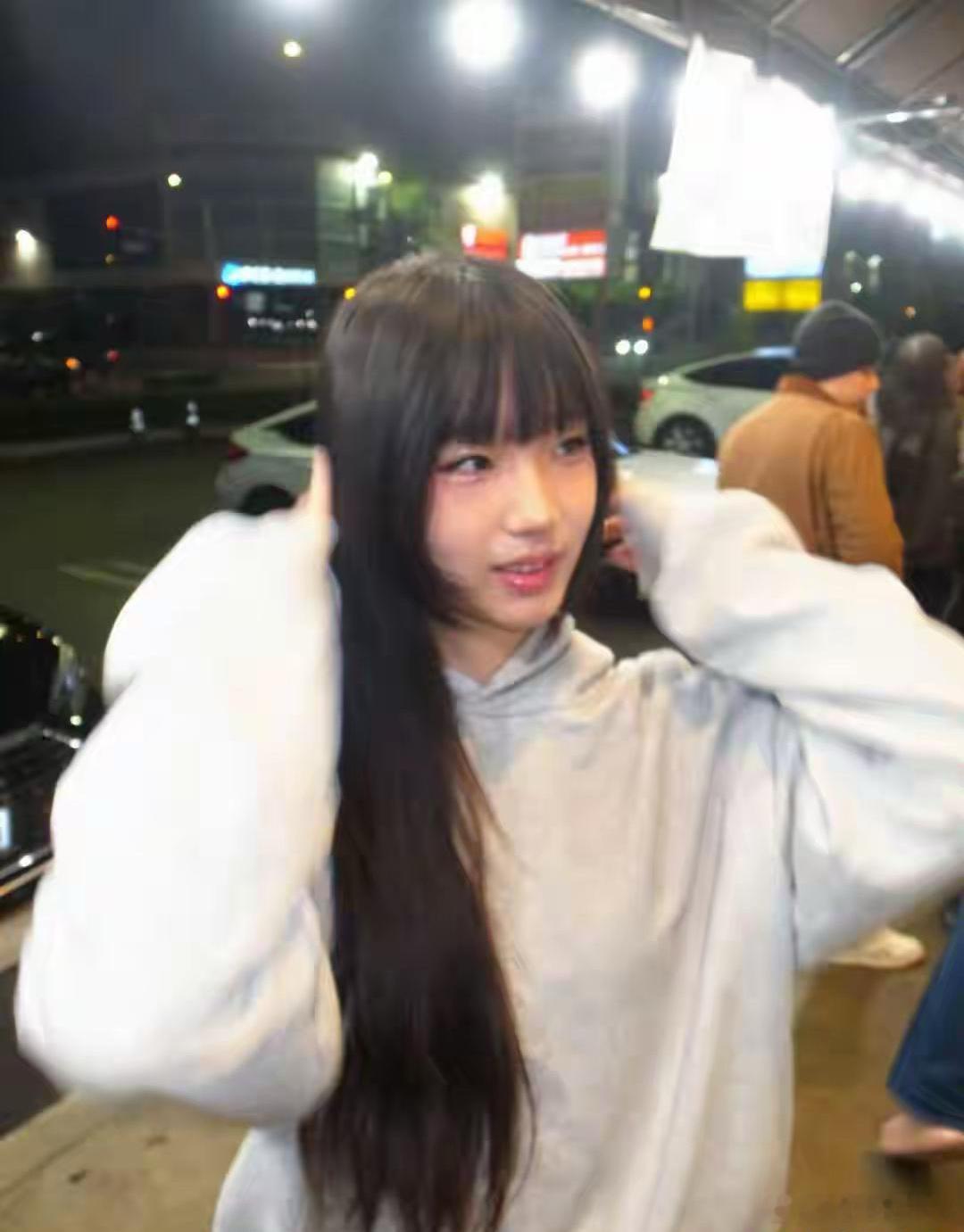 小S女儿徐曦文近照曝光。最近小S大女儿徐曦文近照火了，网友都惊了，这姑娘简直是小