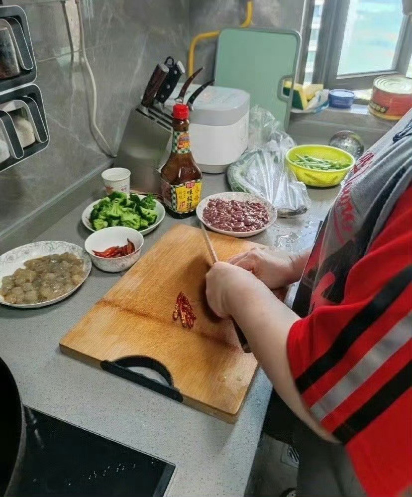 小姑子14岁了放假在家啥也不做！