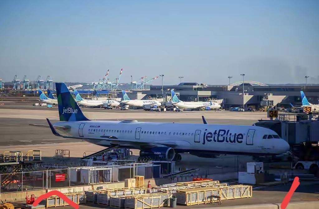 快讯!快讯!当地时间10月30日,捷蓝航空一架从墨西哥坎昆飞往美国新泽西州纽瓦