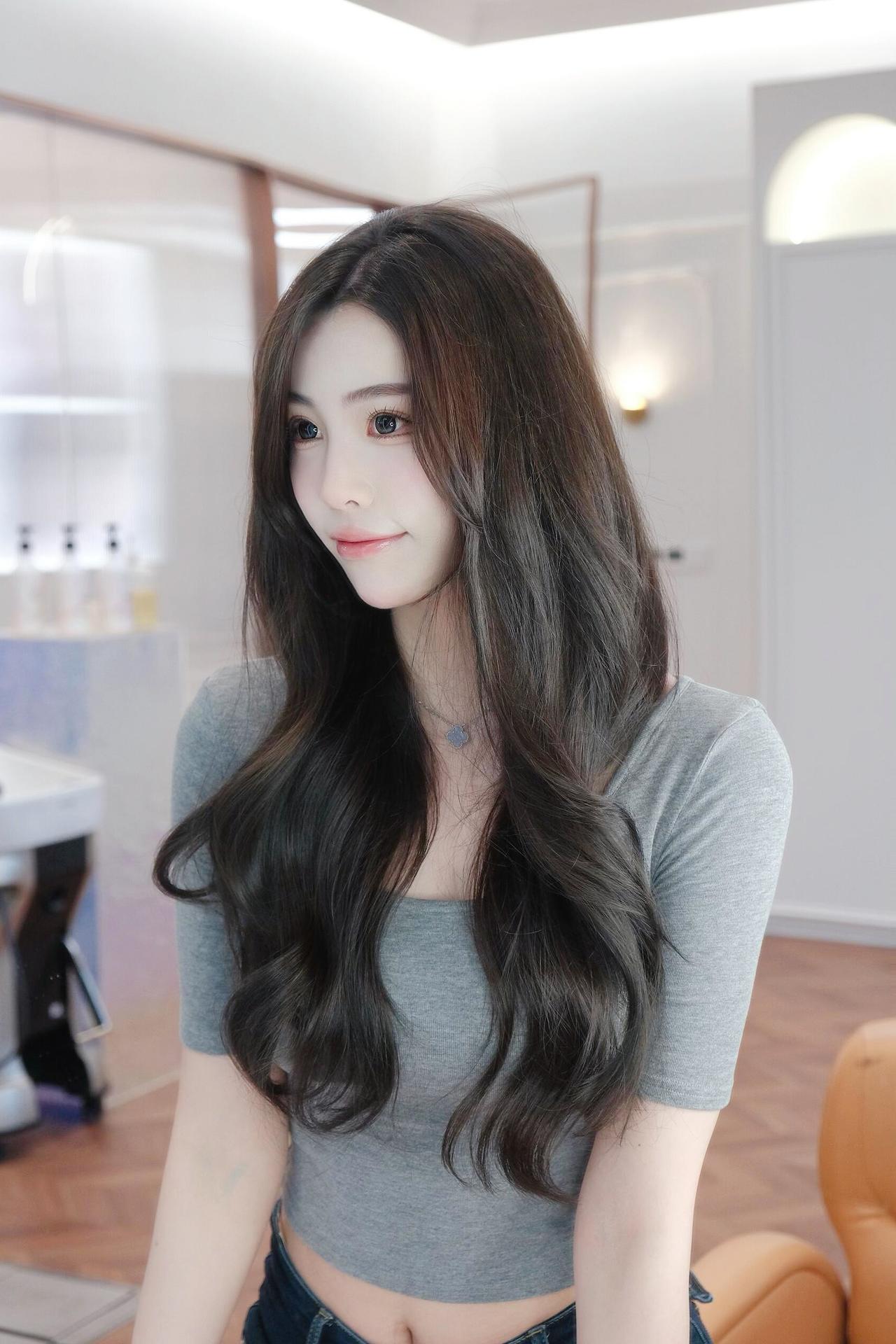 上联：素链轻垂，点缀日常温柔意下联：卷发微漾，晕开室内静好风对联对对联飞花