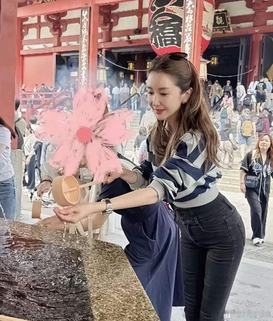 网友日本拍的，这是杨颖吗？[并不简单]​​​