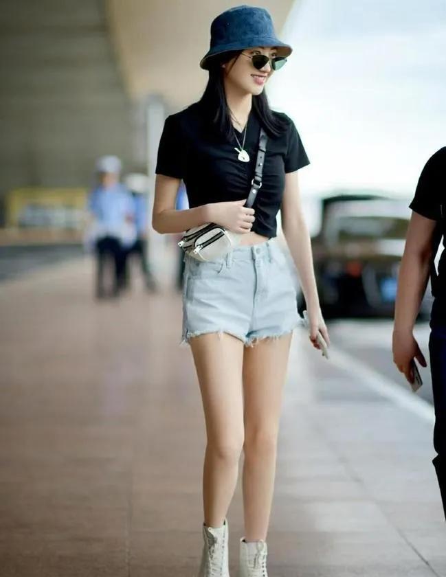 景甜这一身也太会藏肉了吧！黑色短款T恤+浅蓝毛边牛仔短裤，瞬间拉长下半身比例，