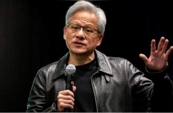 黄仁勋以前谈不上反华，至少对中国没有啥好感。以前他从不提自己的中国血统，一门心思