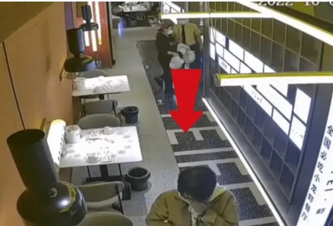 “快抱我”！2022年10月，陕西西安，一女顾客在店里吃饭，突然走向一服务员，痛