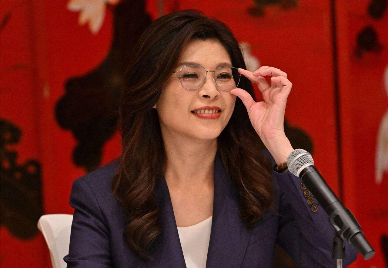 郑丽文冷眼旁观，折腾吧众所周知，蓝营内部有一群人笃信“中间路线”，如今韩国