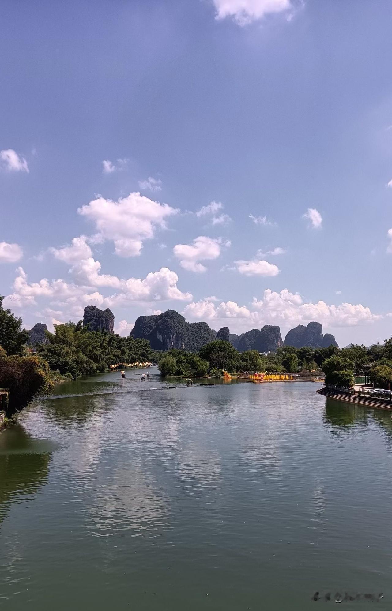 好奇葩的公司！公司里的饮水机坏了两个星期没人理，员工上班时，从家人带水来喝！