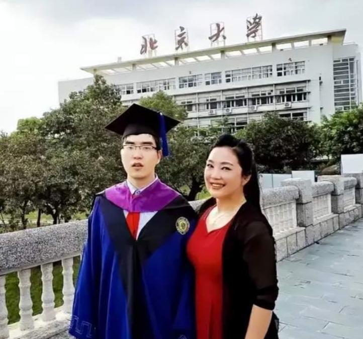 1988年，武汉1女老师挺孕肚上课，突然腹痛不止，丈夫赶来一看，高兴说：要生了，