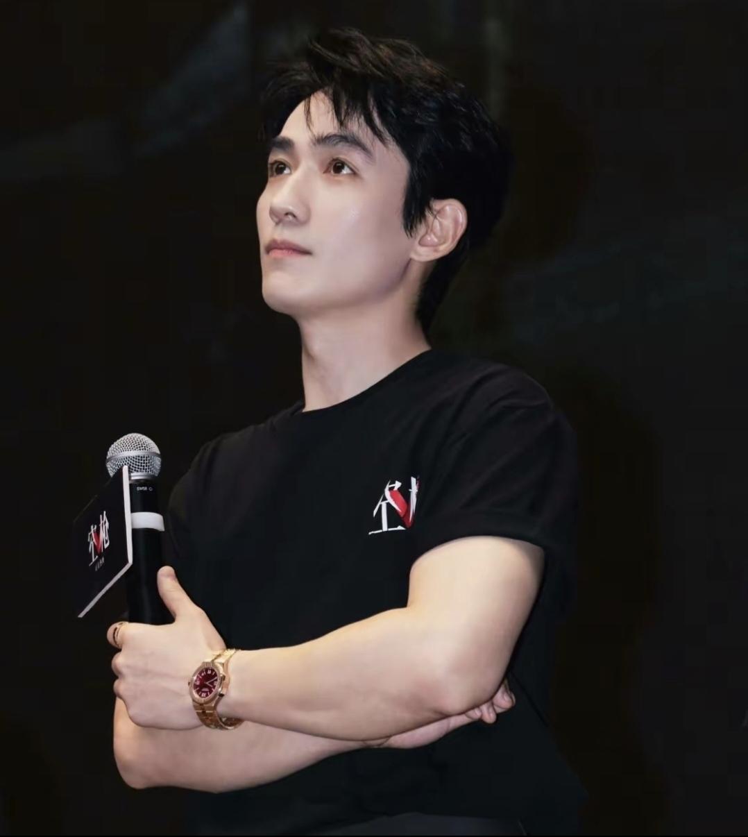 朱一龙这么火是有原因的。第一，他拍过很多戏，演过很多配角，有能力、有实力。