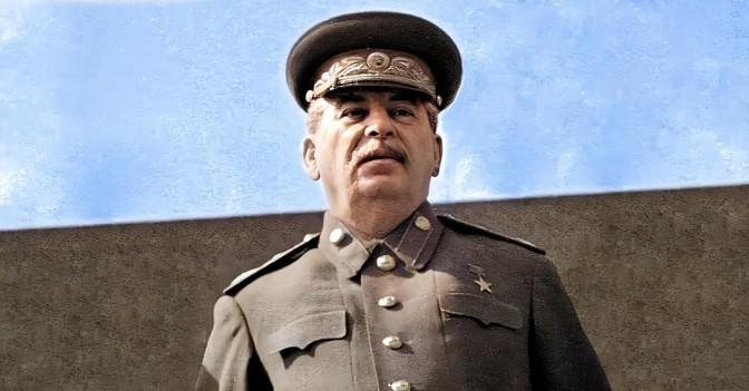 1943年，赫鲁晓夫儿子被判枪决，他为救儿子竟两次向斯大林下跪，尊严尽失，但最终