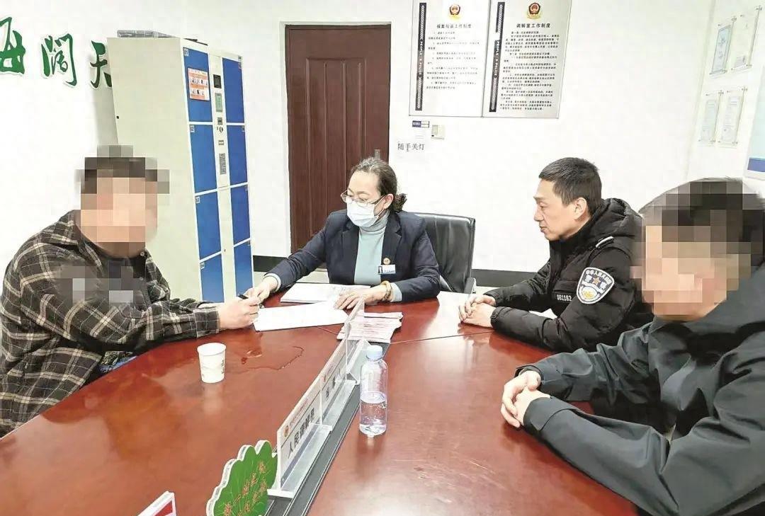 这玩笑开大了！广东深圳，3个老同学聚会，唱完K又去烧烤店撸串，把酒言欢后，其中一