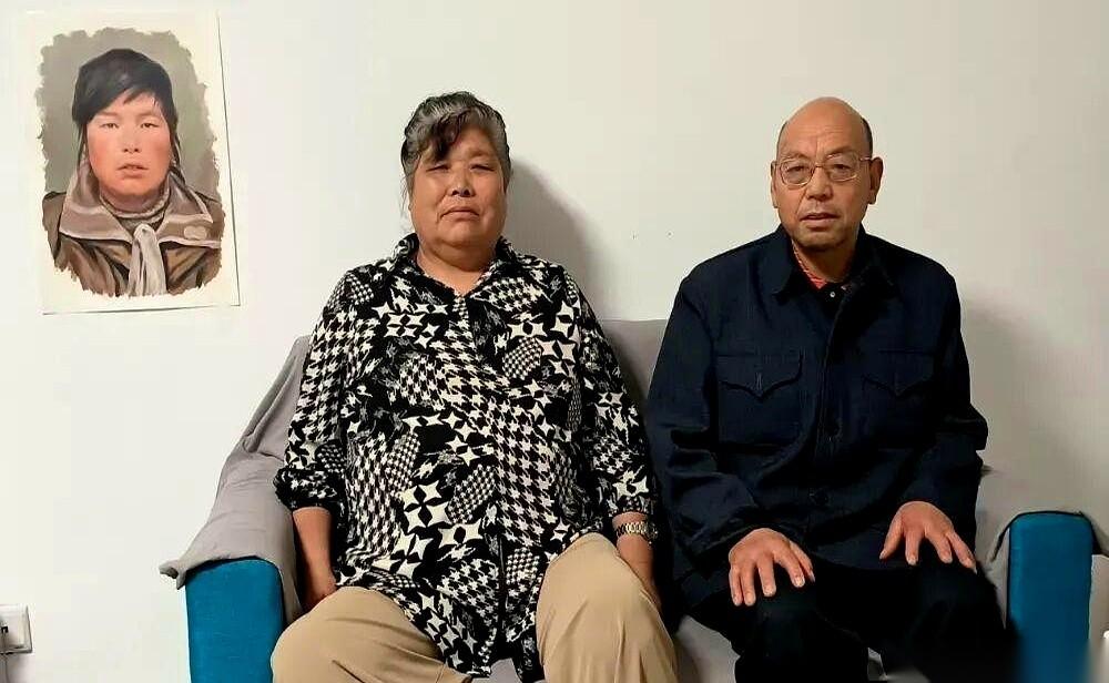 被人贩子拐卖了，好不容易活下来，结果转头被判了个“重婚罪”背上案底。更绝的是，
