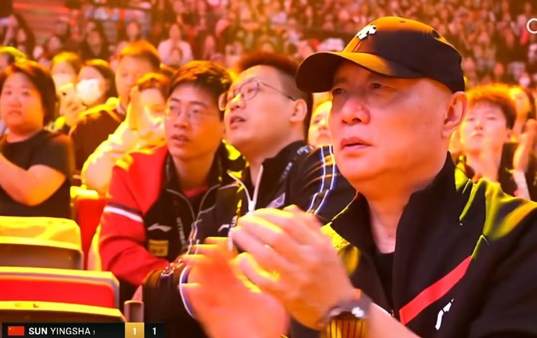 小杨也在观众席看莎莎的比赛。今天的第一场比赛是是莎莎对阵平野美宇，看到现场的球
