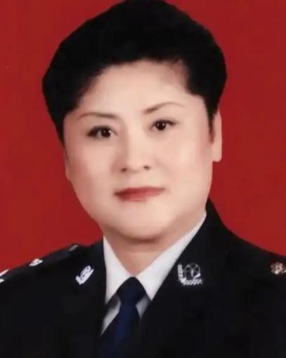 [点赞]1988年，女警王玉荣结束卧底任务未换警服，遭两名壮汉强行塞进出租车，