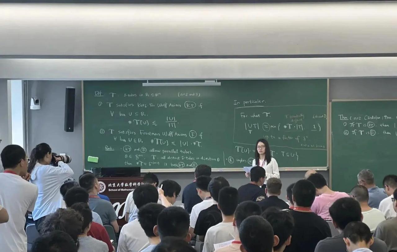 王虹北大开讲座无虚席！英雄惜英雄，网友说韦神在现场提出了“高维流形奇异点”问题，