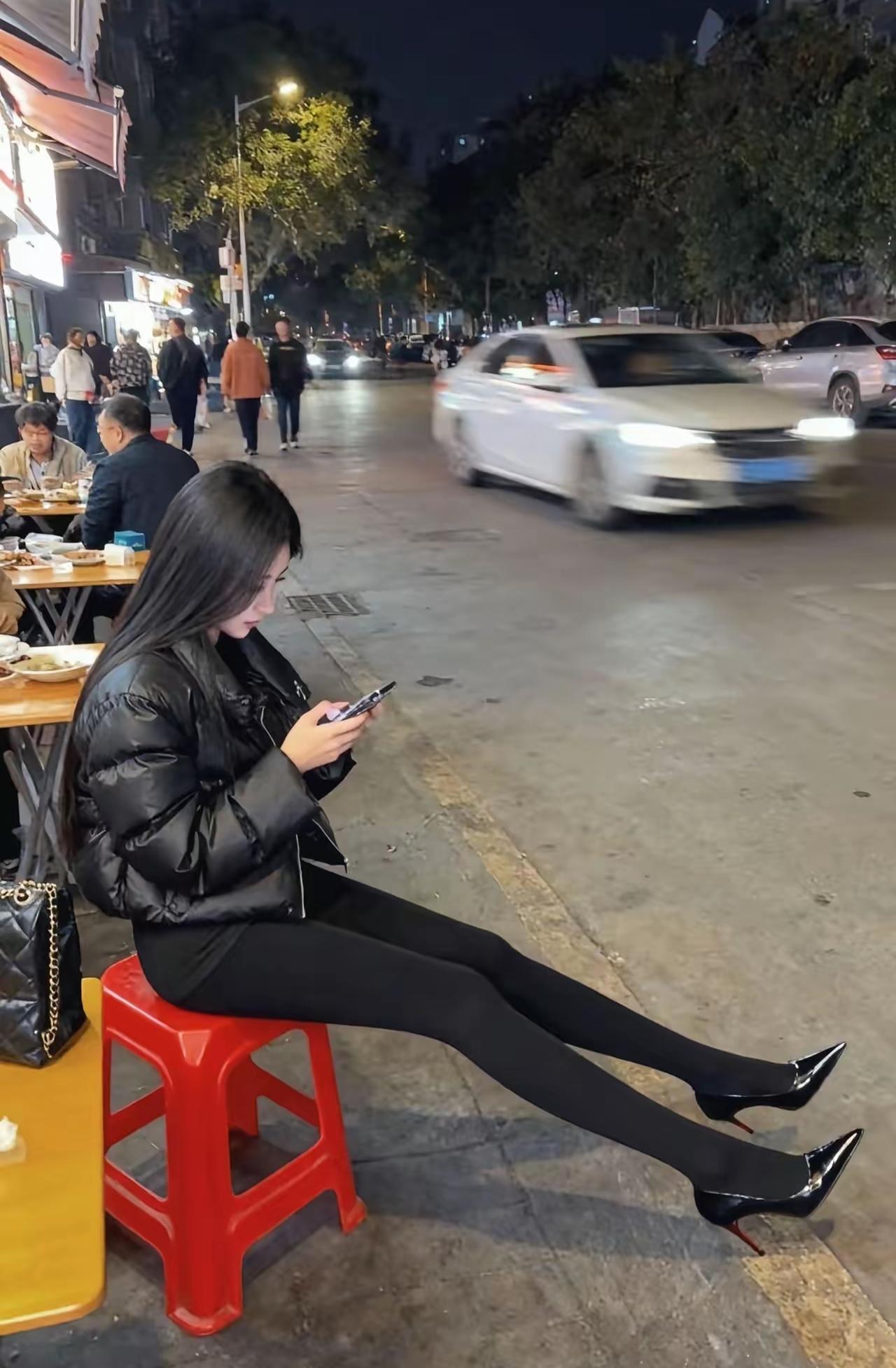 女生怎么穿紧身裤才好看个人觉得女性上身穿宽松的服装，下身穿紧身的连脚瑜伽裤，脚踏