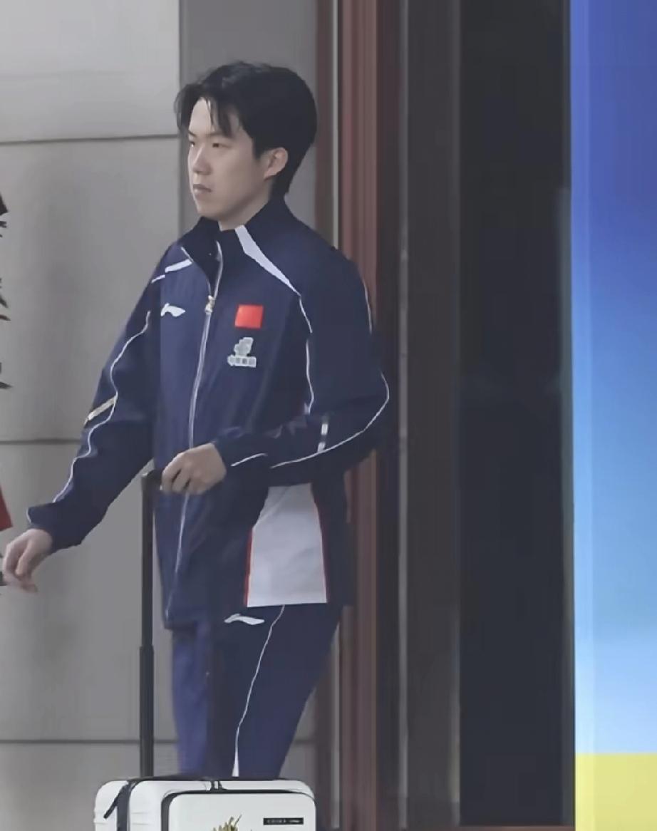 海口亚洲杯最后一个比赛日，王楚钦上训。这比赛打着打着，男队原本6个人参赛，又剩