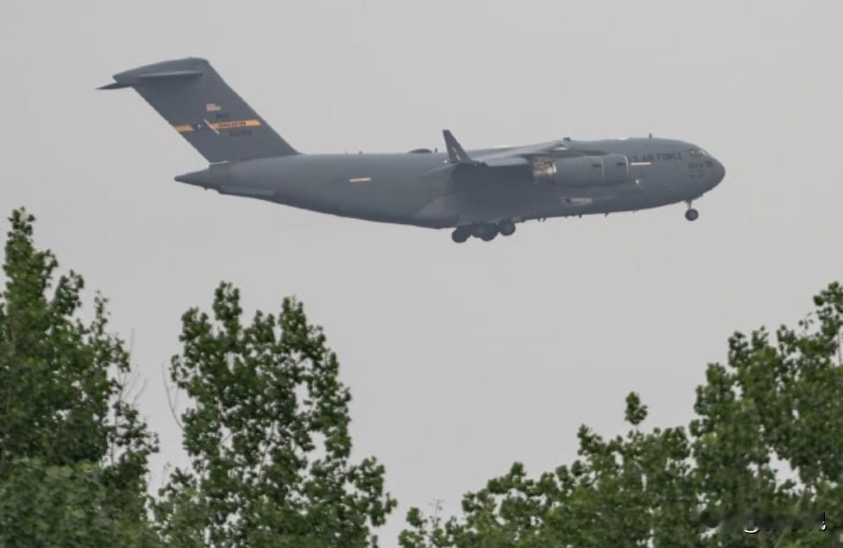 外媒5月2日报道：“一架美国C-17运输机从安德鲁斯联合基地起飞后，被发现降落在