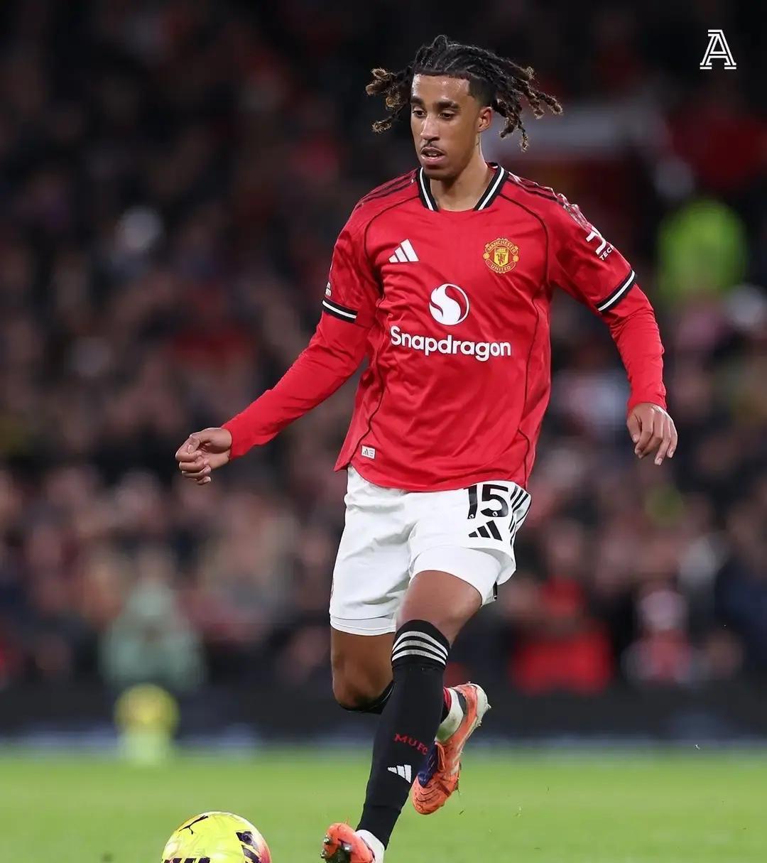 20岁踢了50场曼联首发后卫线上一片伤兵，他18岁就被硬推首发，没掉链子。