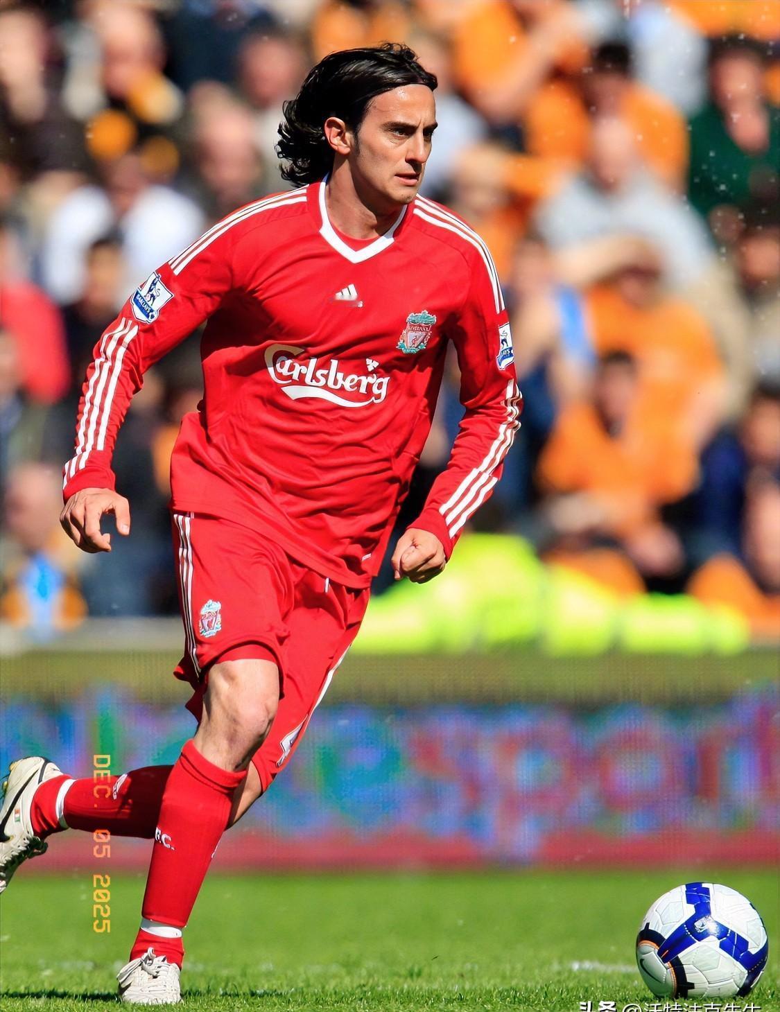 当年利物浦买他，很多女球迷是先看脸的。一个意大利中场，顶着“新皮尔洛”的名号登