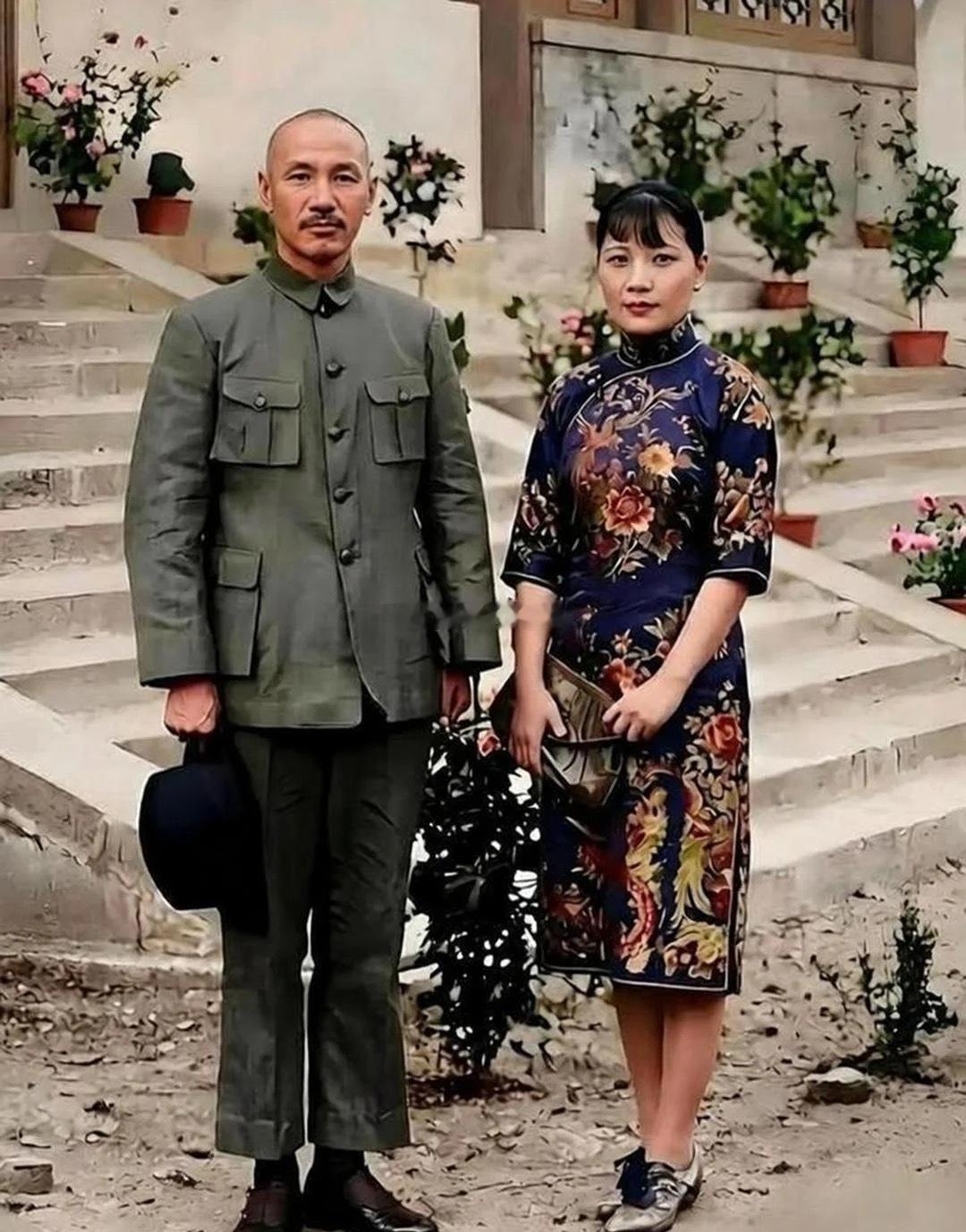 这是1934年，47岁的蒋中正与37岁的宋美龄在南京的罕见合影，这是他们的真实样