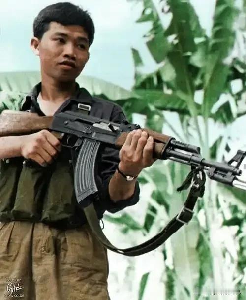 六七十年代那会，部队上一个步兵班的火力配置，基本上都是​正副班长标配56式冲锋枪