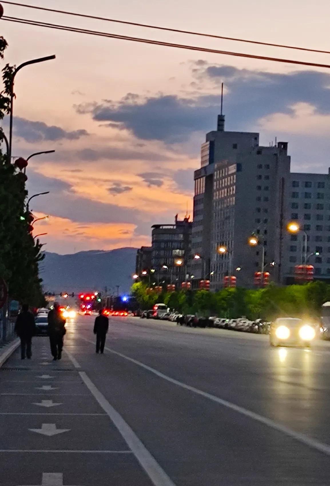 大学毕业后走校招，有了份不错的工作，但是又想考研，如果是你你会怎么选？我前同事