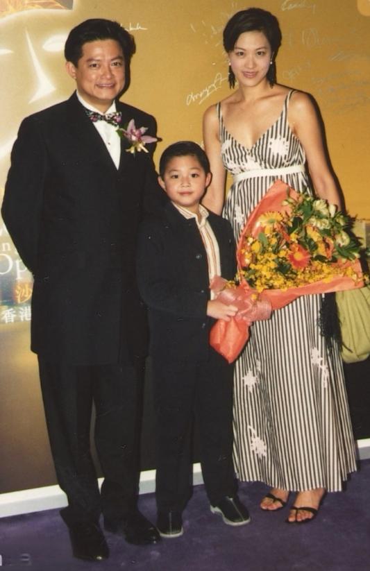 曾经恩爱的一家人，妻子美丽知性、端庄秀丽，儿子英俊潇洒！可他们的婚姻持续26