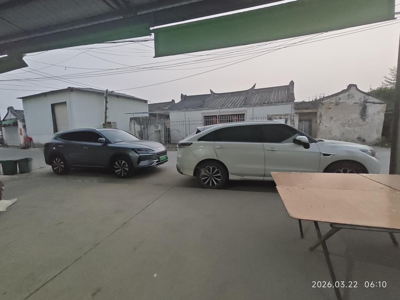 这两辆SUV白色的30万级别，灰色的15万级别两者价格相差一倍但价格贵