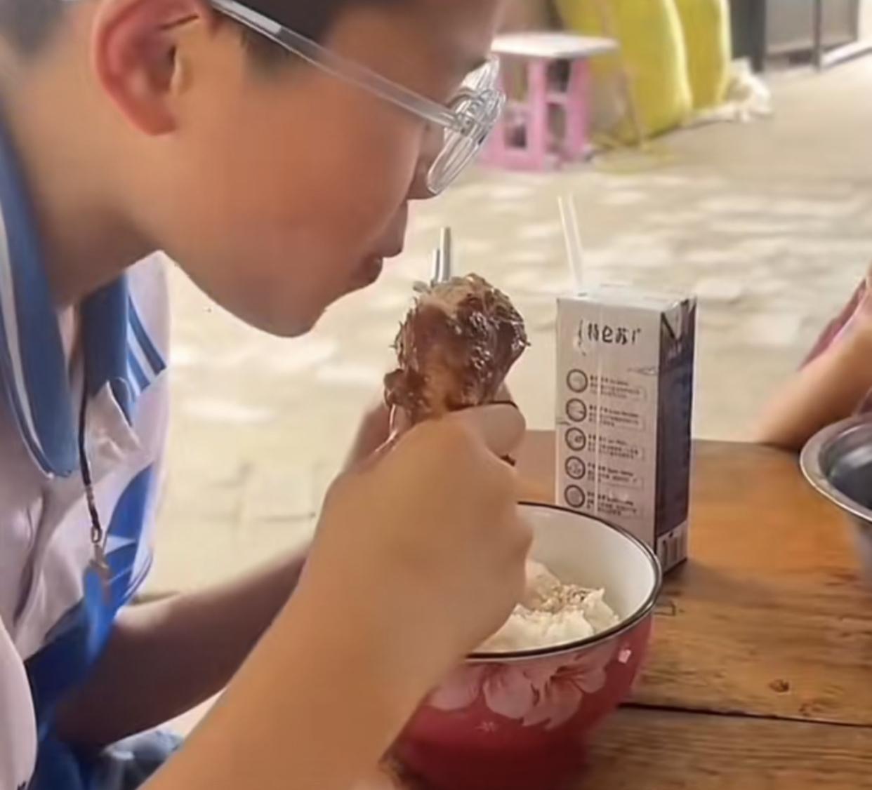 明明六个鸡腿她一个都不舍得吃，结果却要承受来自大量网友们的不满。事情的起因是一位