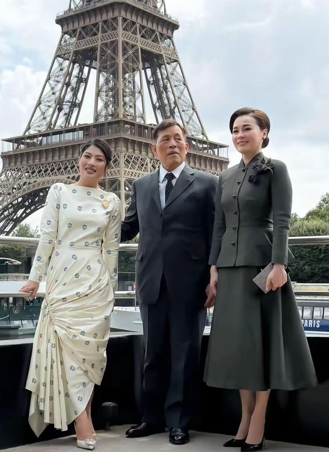 这是泰王带着王后，女儿在埃菲尔铁塔下的留影，公主优雅大气，王后，大方得体，可泰王