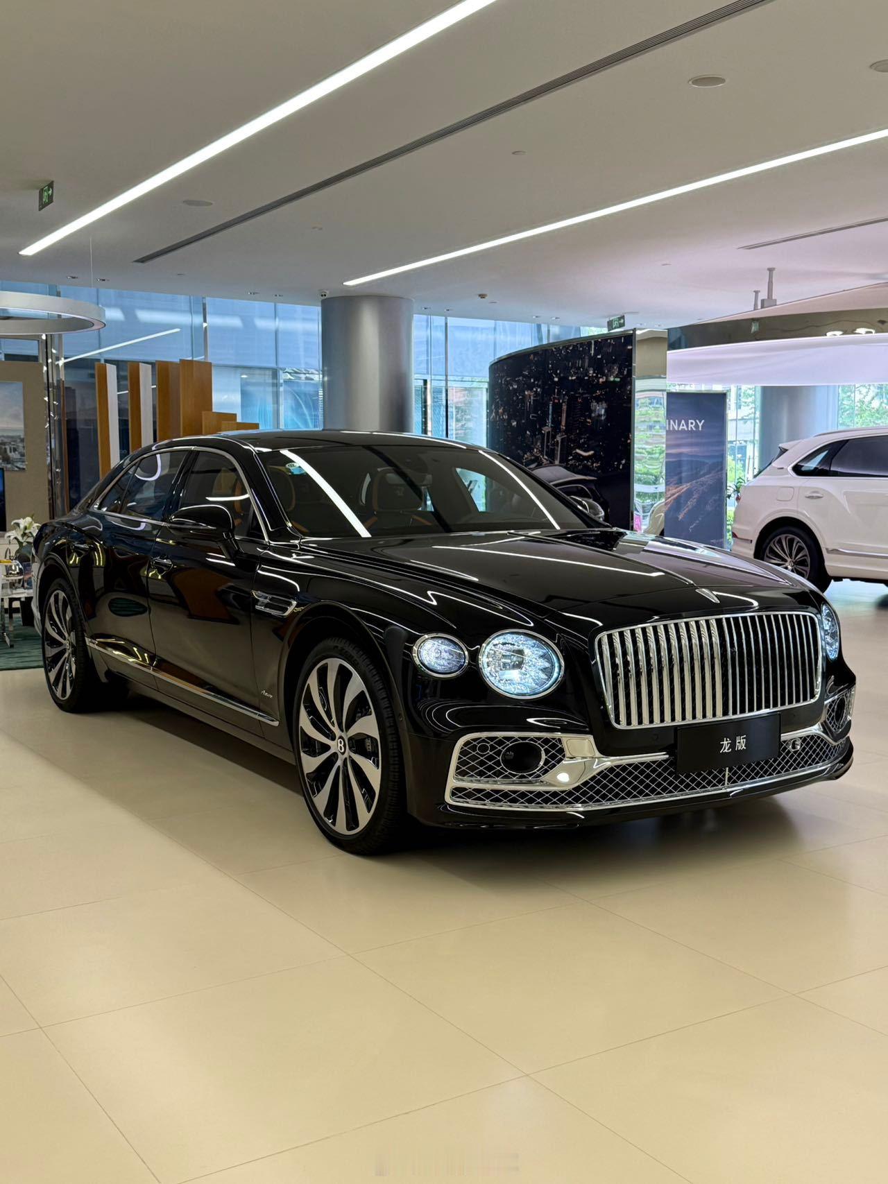 宾利飞驰4.0TV8Azure龙版外漆：宝石黑内饰：橙黄/黑鲸木饰：贵