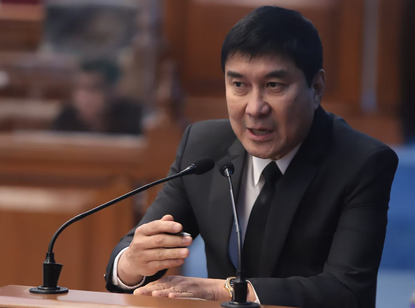 图尔福为何如此之怒？菲律宾参议院弹劾法庭第33天，出大事了。马科斯阵营的核心亲信、参议员兼弹劾法官拉