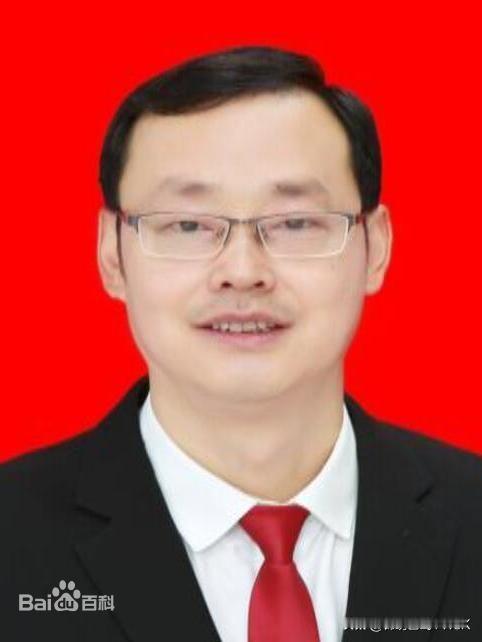 向旭平，男，汉族，四川梓潼人，2001年6月加入中国共产党，1996年7月参加工