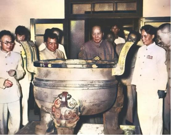 1958年秋，毛主席在安徽博物馆看到一口巨鼎，低头往里瞧了瞧，冒出一句：