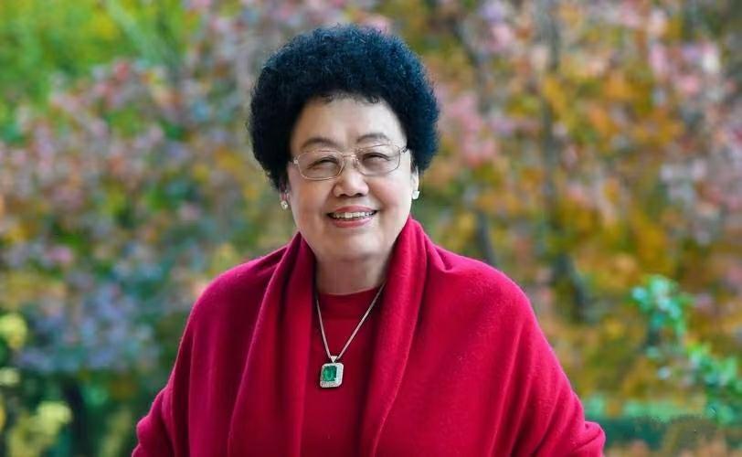 陈丽华去世后，这三项贡献至今仍被大众感念她早年移居香港积累资本，一手创立富华