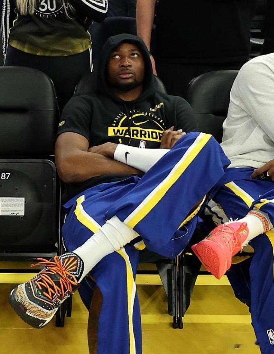 库明加运气真的太好了！今天勇士战胜热火的比赛中，巴特勒遭遇了膝盖扭伤提前退赛