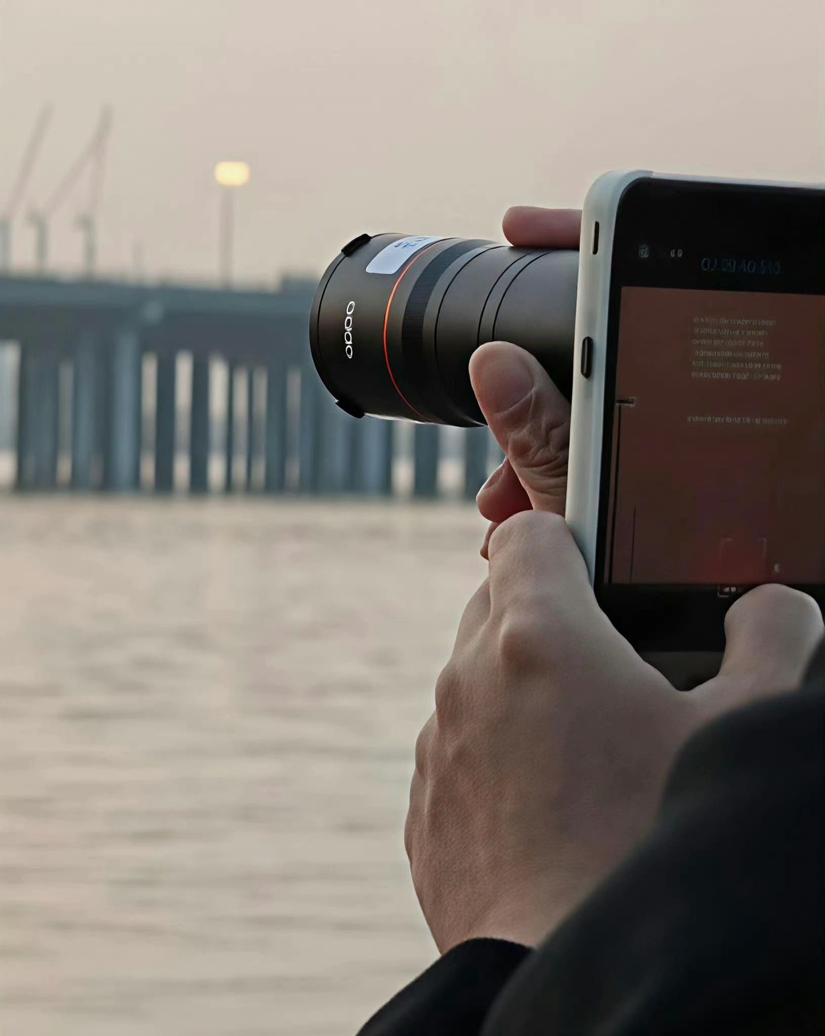 疑似OPPOFindX9Ultra曝光了从图中看应该是戴上了摄影套装，