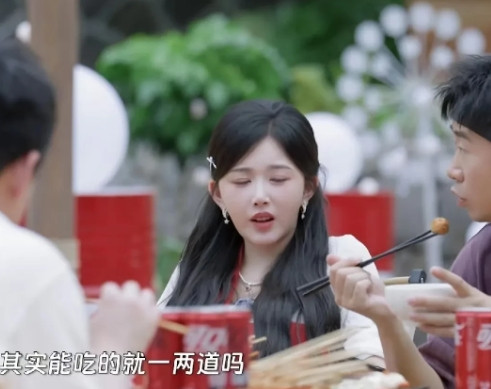 杨迪问孔雪儿：“你们拍戏有遇到一桌子菜，能吃的就一两道吗？”孔雪儿：“有，有一次