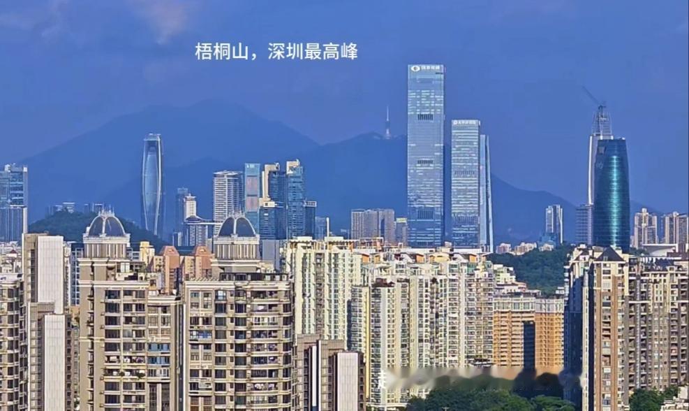 今天是国庆长假第一天，跟大家分享这个角度震撼的深圳。远处是深圳最高峰梧桐山，也是