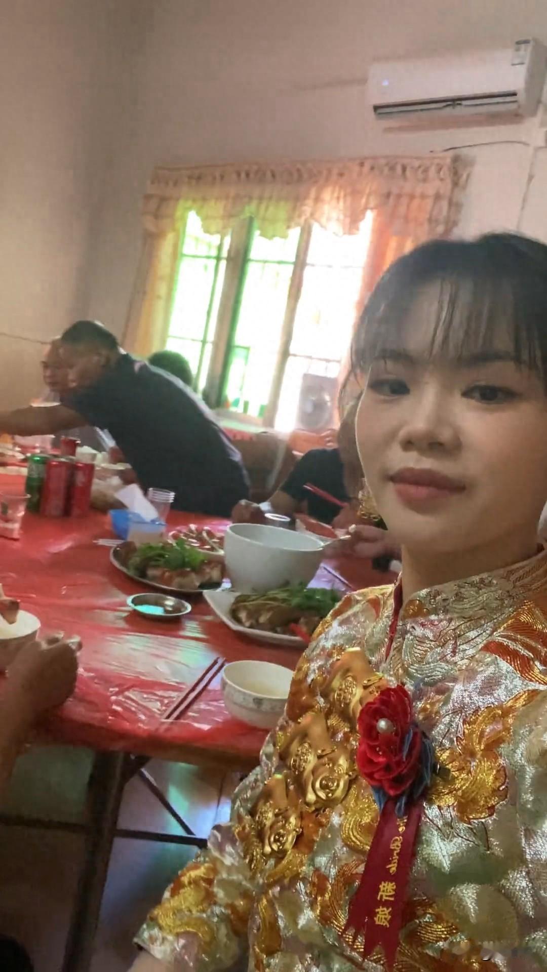 “扎心了！”一女子婚嫁当天，在网上晒出自己结婚出嫁的照片，本以为会收到满满的祝福